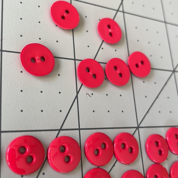 Lot of vintage small red shiny 2-hole buttons (60+) - Picture 5 of 5